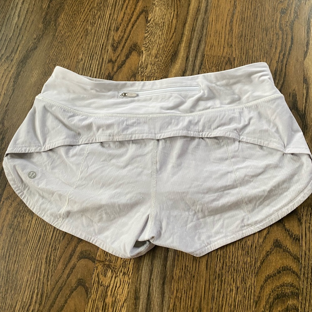 Lululemon Speed up 2.5” Size 6 White Shorts